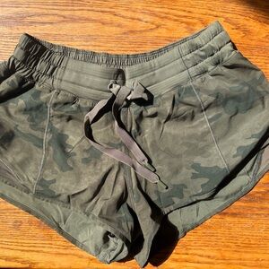 Lululemon women’s hotty hot shorts size 4 camo